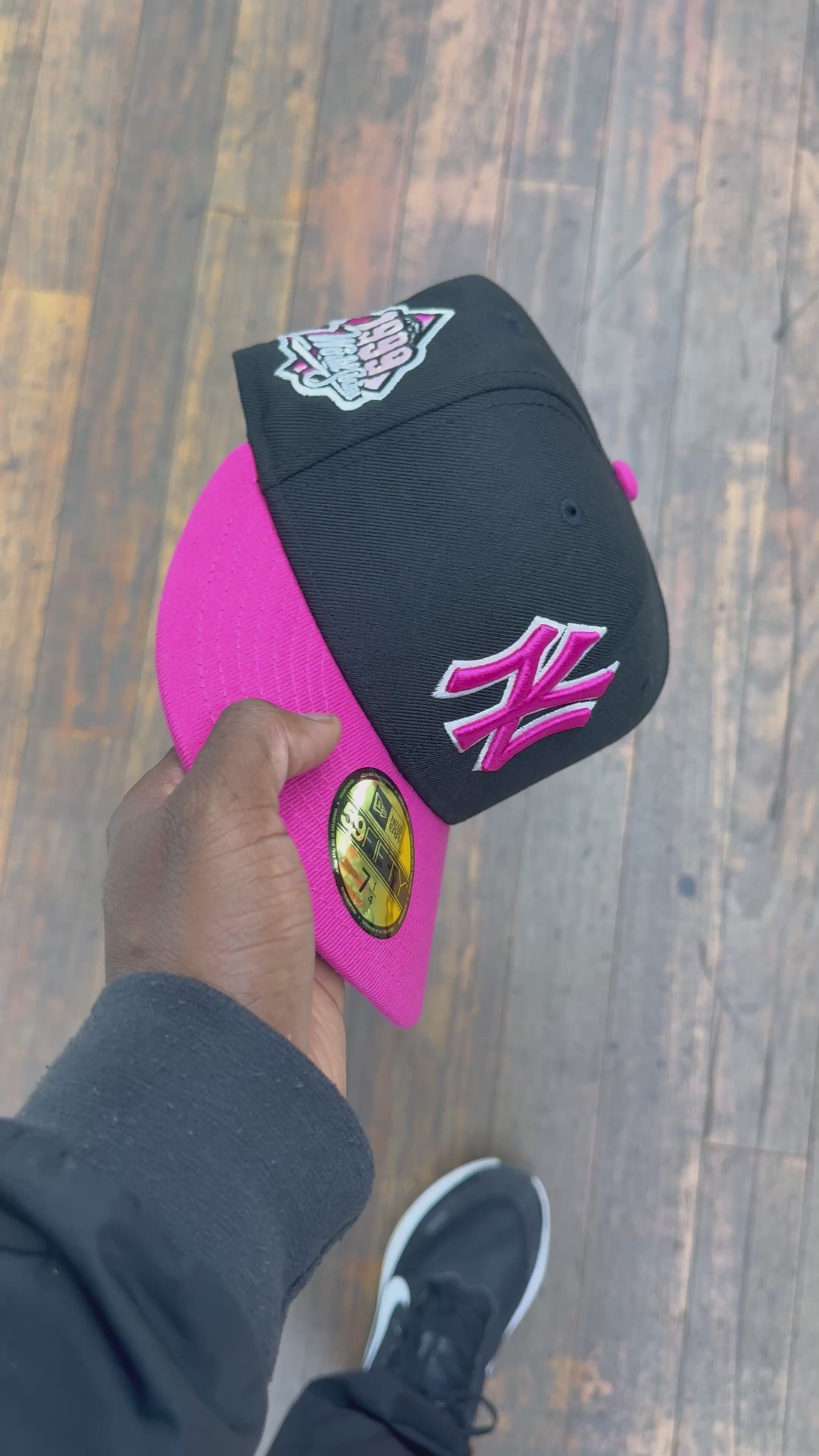 New York Yankees Black & Beetroot Pink 99 World Series Grey uv